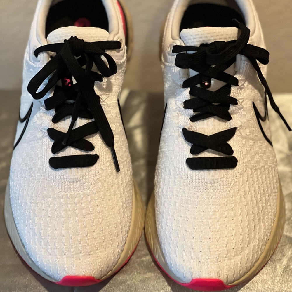 Nike White and Black Sneakers